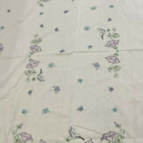 82 X 49 White Embroidered Tablecloth Hummingbirds Butterflies Flowers Purple - Picture 9 of 11